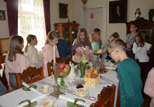 Uczniowe w skansenie