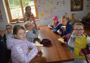 Uczniowe w skansenie