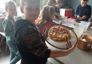 Dzieci pokazujące pizze.