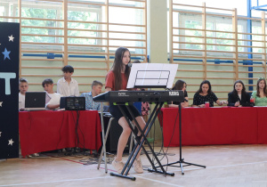 Uczniowie występujący w konkursie Mam talent.