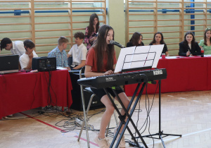 Uczniowie występujący w konkursie Mam talent.