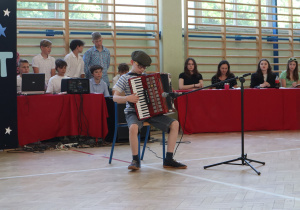 Uczniowie występujący w konkursie Mam talent.