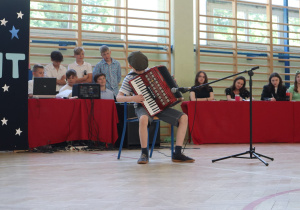 Uczniowie występujący w konkursie Mam talent.