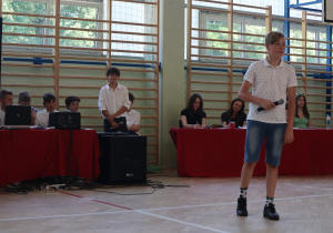 Uczniowie występujący w konkursie Mam talent.