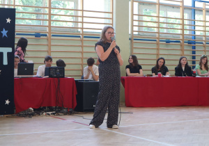 Uczniowie występujący w konkursie Mam talent.
