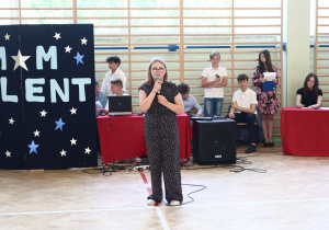 Uczniowie występujący w konkursie Mam talent.