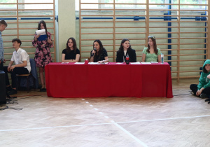 Uczniowie występujący w konkursie Mam talent.