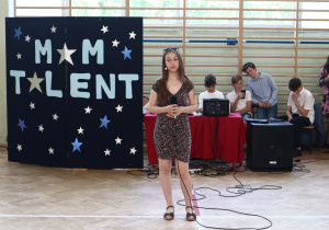 Uczniowie występujący w konkursie Mam talent.