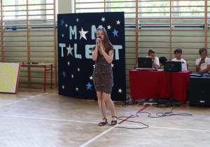 Uczniowie występujący w konkursie Mam talent.