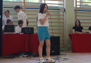 Uczniowie występujący w konkursie Mam talent.