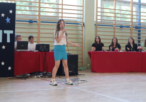 Uczniowie występujący w konkursie Mam talent.