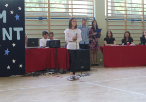 Uczniowie występujący w konkursie Mam talent.
