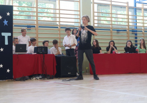 Uczniowie występujący w konkursie Mam talent.