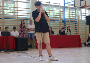 Uczniowie występujący w konkursie Mam talent.