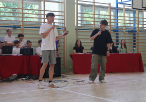 Uczniowie występujący w konkursie Mam talent.