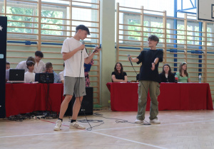 Uczniowie występujący w konkursie Mam talent.