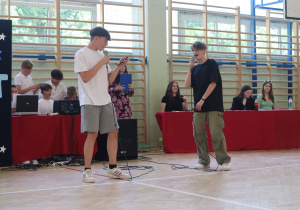 Uczniowie występujący w konkursie Mam talent.
