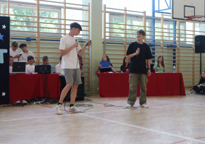 Uczniowie występujący w konkursie Mam talent.