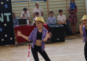 Uczniowie występujący w konkursie Mam talent.