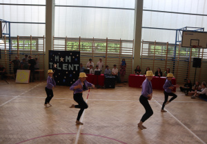Uczniowie występujący w konkursie Mam talent.