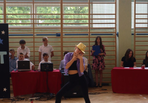 Uczniowie występujący w konkursie Mam talent.