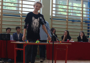 Uczniowie występujący w konkursie Mam talent.