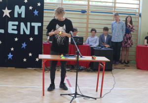 Uczniowie występujący w konkursie Mam talent.