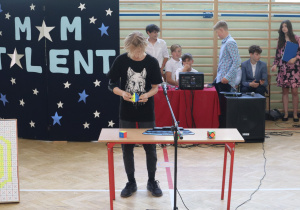 Uczniowie występujący w konkursie Mam talent.