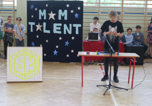 Uczniowie występujący w konkursie Mam talent.