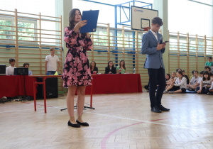 Uczniowie występujący w konkursie Mam talent.