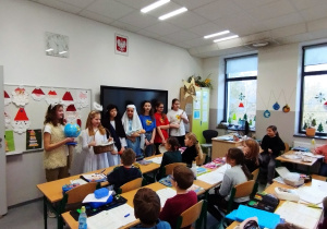 Dzieci w przebraniach tematycznych