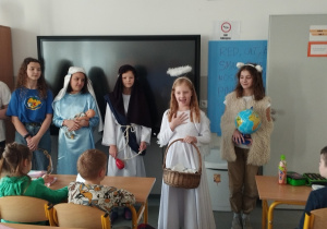 Dzieci w przebraniach tematycznych