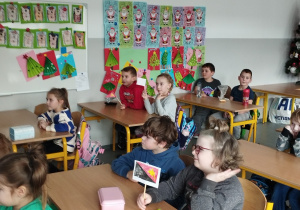 Dzieci w przebraniach tematycznych