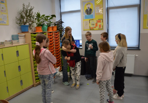 Dzieci ptracujące w grupie