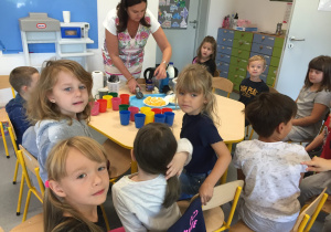 Przedszkolaki pracujące nad koktajlami owocowymi.