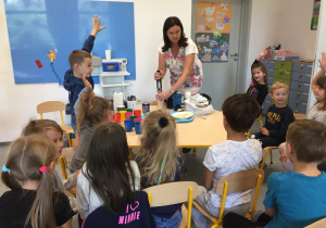 Przedszkolaki pracujące nad koktajlami owocowymi.