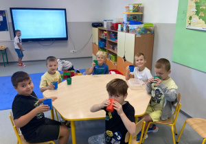 Dzieci przygotowujące koktajle owocowe