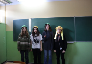 Uczniowie w nietypowach czapkach
