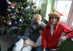 Uczniowie w nietypowach czapkach