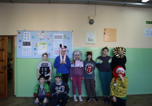 Uczniowie w nietypowach czapkach