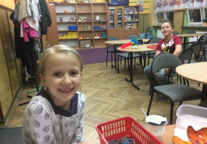 Dzieci bawiące sie kredkami