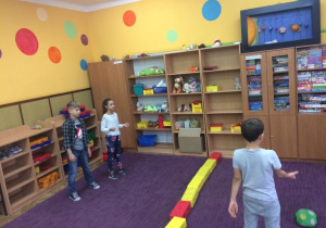 Dzieci bawiące się piłką