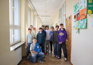 Uczniowie w kolorowych strojach
