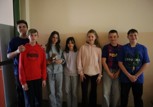 Uczniowie w kolorowych strojach