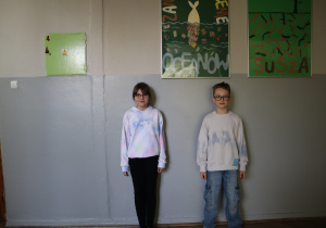 Uczniowie w kolorowych strojach