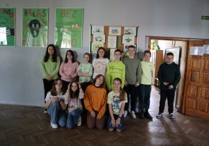 Uczniowie w kolorowych strojach