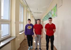 Uczniowie w kolorowych strojach