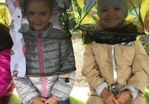 Przedszkolaki w maskach ochronnych