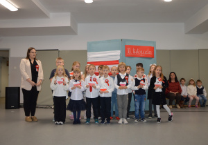 Grupa uczniów w czasie festiwalu piesni patriotycznych