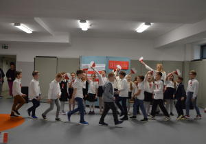 Grupa uczniów w czasie festiwalu piesni patriotycznych